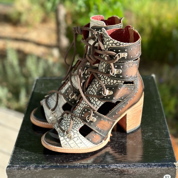 Freebird Brandy Black & White Croco Sandals NIB 6 Brand New - Picture 3 of 10